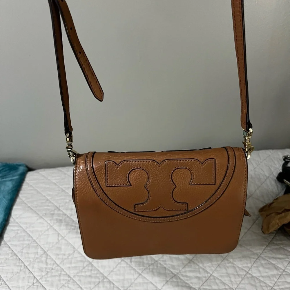 Tory Burch All T Crossbody In Bark Tan EUC  With Gold Tone Accents‎